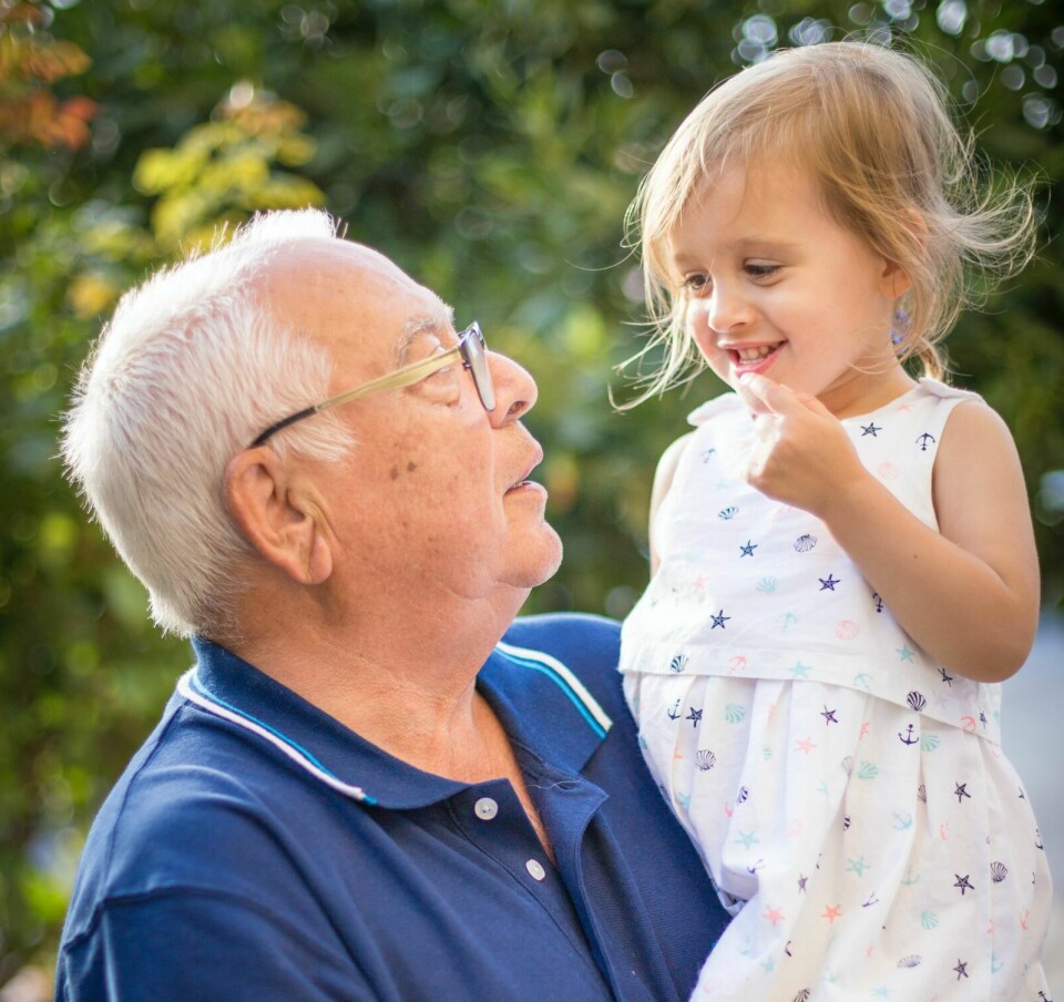 Besteforeldre og barnebarn har et helt spesielt forhold. Foto: Unsplash.