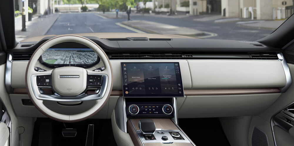 <b>BERØRT:</b> Som før benytter Range Rover Pivi Pro infotain­ment-teknologi. Berørings­skjermen har vokst til 13,1 tommer og gir haptisk tilbake­melding. Det 13,7-tommer store og digitale førerdisplayet har ny grafikk.