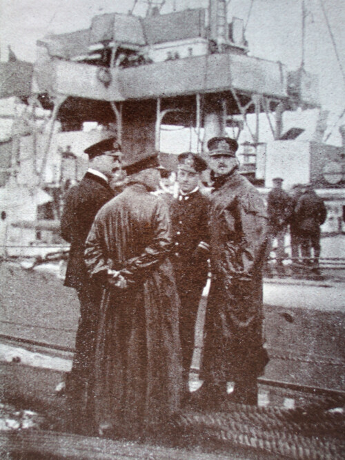 <b>FØR SLAGET:</b> Wiesbadens siste for­beredelser over­våkes. Mannen til høyre, med blikket festet på fotografen, er kaptein­løytnant Karl Berger.