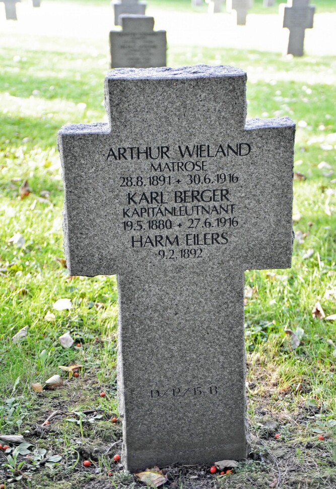 <b>GRAVFLYTTING:</b> Karl Bergers lik ble funnet utenfor Stavern, og gravlagt i samme by. Mange år senere ble alle tyske falne flyttet til den tyske soldat­kirkegården på Alfaset i Oslo. 