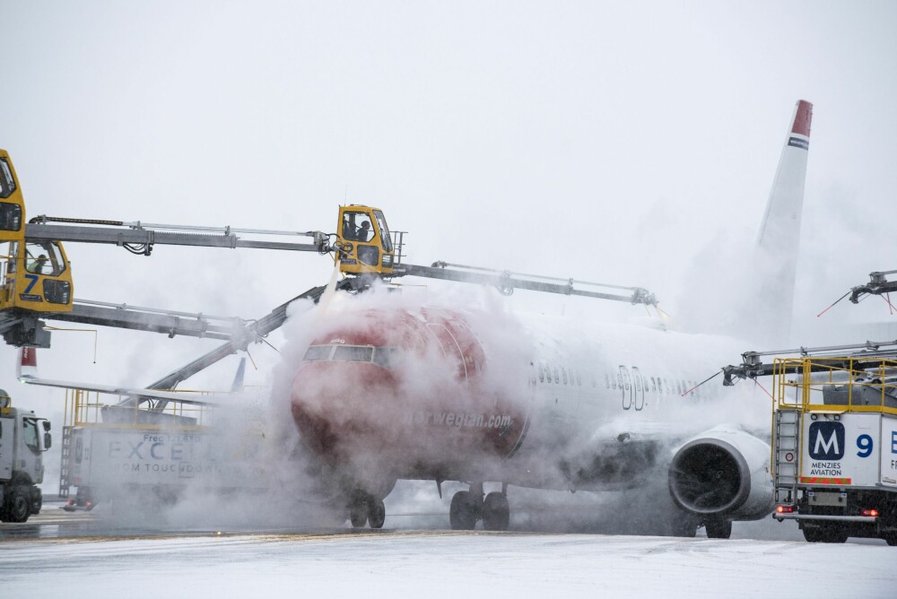 <b>VINTERSTEMNING:</b> Oslo Lufthavn er verdensmestre i manuell avising fra før. Med flyvaskemaskinen skal man spare både utslipp og kostnader.