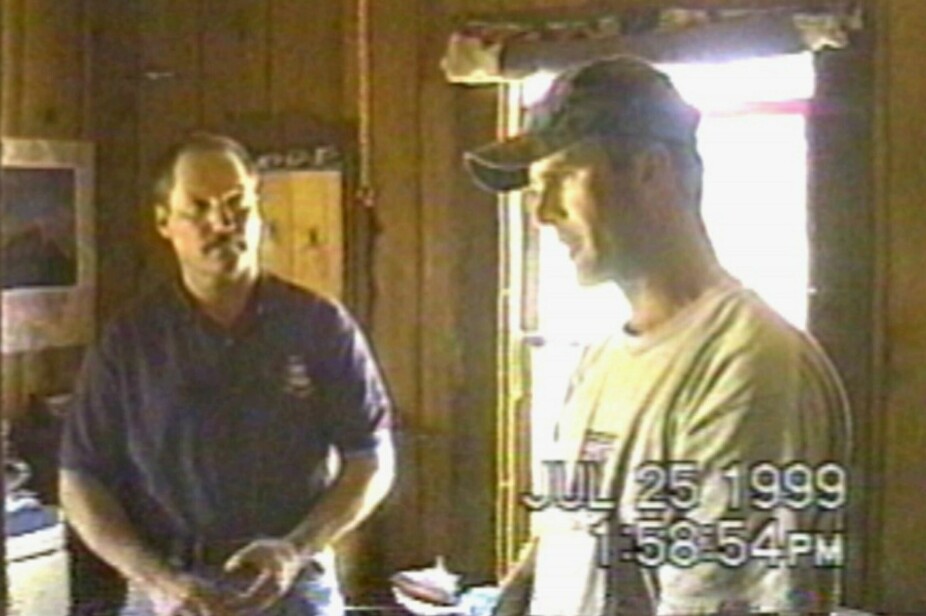 <b>TILSTO:</b> Jeff Rinek (venstre) og Cary Stayner (høyre) på befaring i drapsofferet Joie Ruth Armstrongs hytte kort tid etter at Stayner tilsto å ha drept henne.