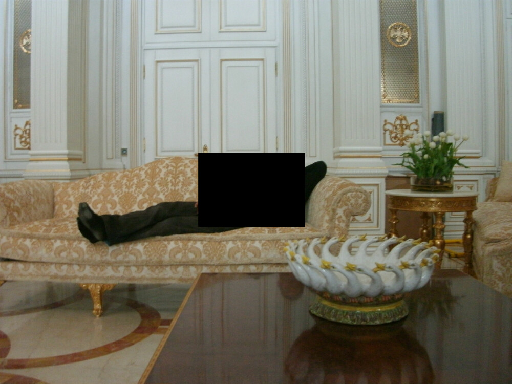 <b>KOSTBAR «FEMMINUTTER»:</b> 260 000 kroner skal de håndsydde sofaene i Putins nye palass ha kostet, ifølge anonyme involverte. Dette sladdede bildet av en anleggsarbeider som tar seg en fem­minutter, ble sluppet av russiske Wikileaks.