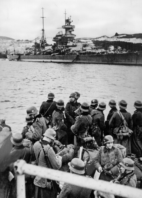 <b>VILLE I LAND:</b> Tyske soldater i hopetall skulle settes i land i Trondheim fra Blüchers søsterskip Admiral Hipper (i bakgrunnen) og flere andre skip. Tyskerne ville gjerne passere over dekket på amerikanske SS Mormacsea og dets hemmelige last.