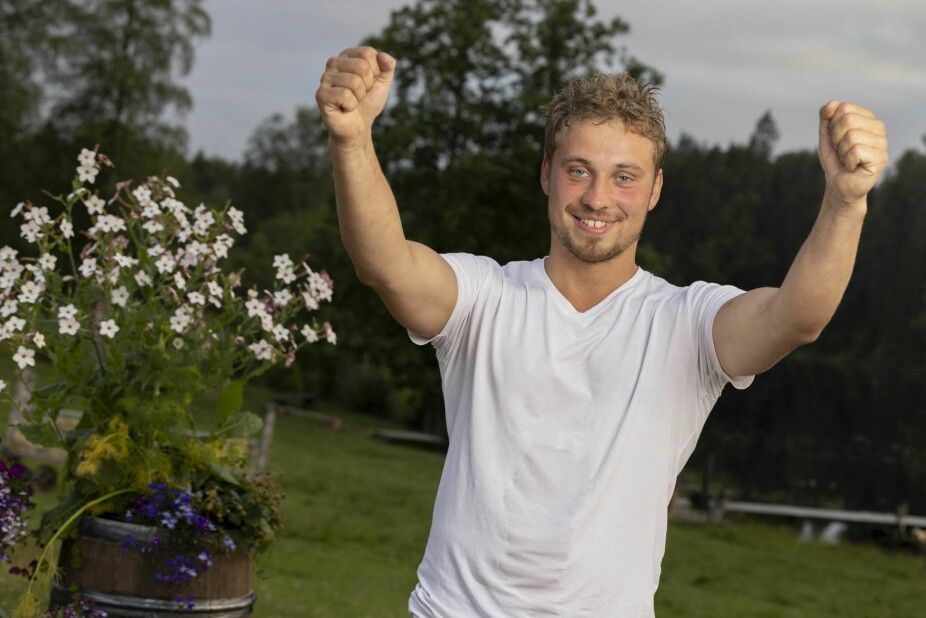 <b>FORNØYD FYR:</b> Vinneren av «Farmen kjendis» 2022 ble fiskeren Isak Dreyer (27) fra Bodø.
