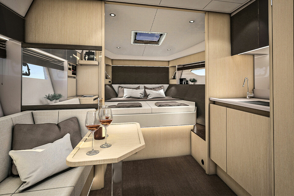 UNDER DEKK: Versjonen med åpen forkabin gir god romfølelse, men du kan også velge en lukket kabinløsning. Sittegruppe og bysseløsning er fin avlastning for cockpitområdet.