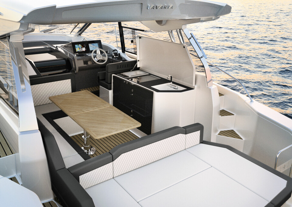 STOR BYSSE: En kombinert bysse og wetbar sørger for mat og drikke. Førerposisjon med mulighet for to 12-tommers skjermer.