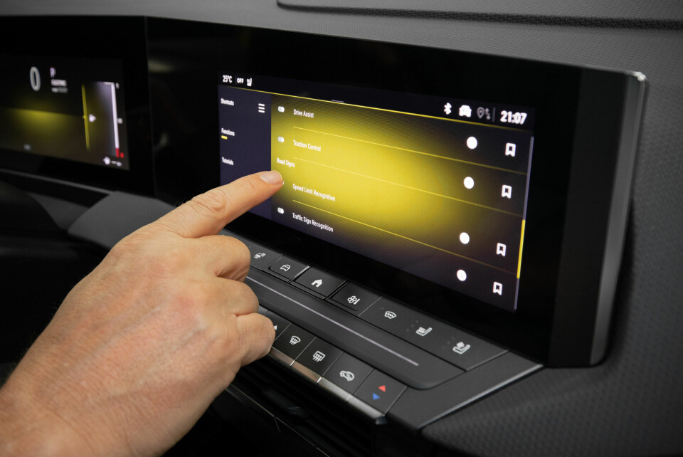 KNAPPER: Opel har beholdt et smart utvalg av knapper.