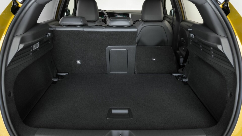 PLASS: Bagasjeplassen i plug in-hybriden er noe mindre enn i versjonene med bensin- eller dieselmotor. Det skyldes at batteriet, omformer og annet utstyr til drivlinjen stjeler noe plass.