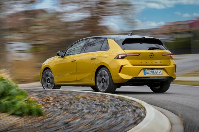 <b>MER TEKNOLOGI:</b> Basis for teknologien i nye Opel Astra gir deg tilgang til de nyeste førerassistansesystemene. I tillegg til kameraet i frontvinduet, kombineres dette med ytterligere fire kameraer – ett foran, ett bak og ett på hver side – dessuten har den ultrasoniske sensorer både foran og bak. Informasjonen fra disse kombineres i Intelli-Drive 2.0 som tilpasser hastigheten inn i svinger, kommer med forslag til hastighetsjusteringer og kan gjennomføre semiautomatiske filskift.