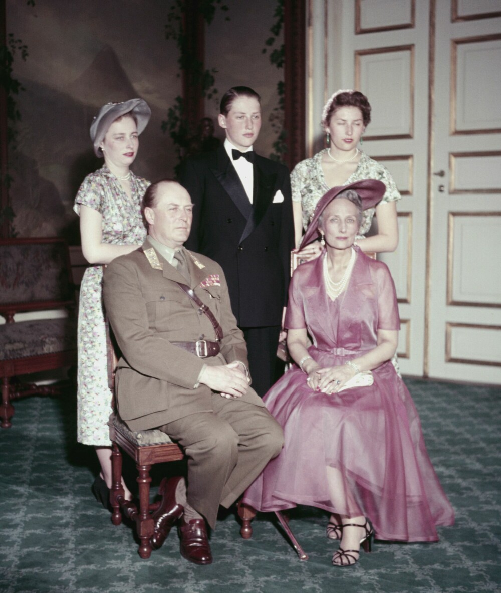 <b>STRAM KONFIRMANT:</b> 10. mai 1953 ble prins Harald konfirmert alene i Slottskapellet. Her er han avbildet med sin nærmeste familie, pappa Olav, mamma Märtha og søstrene Ragnhild og Astrid.