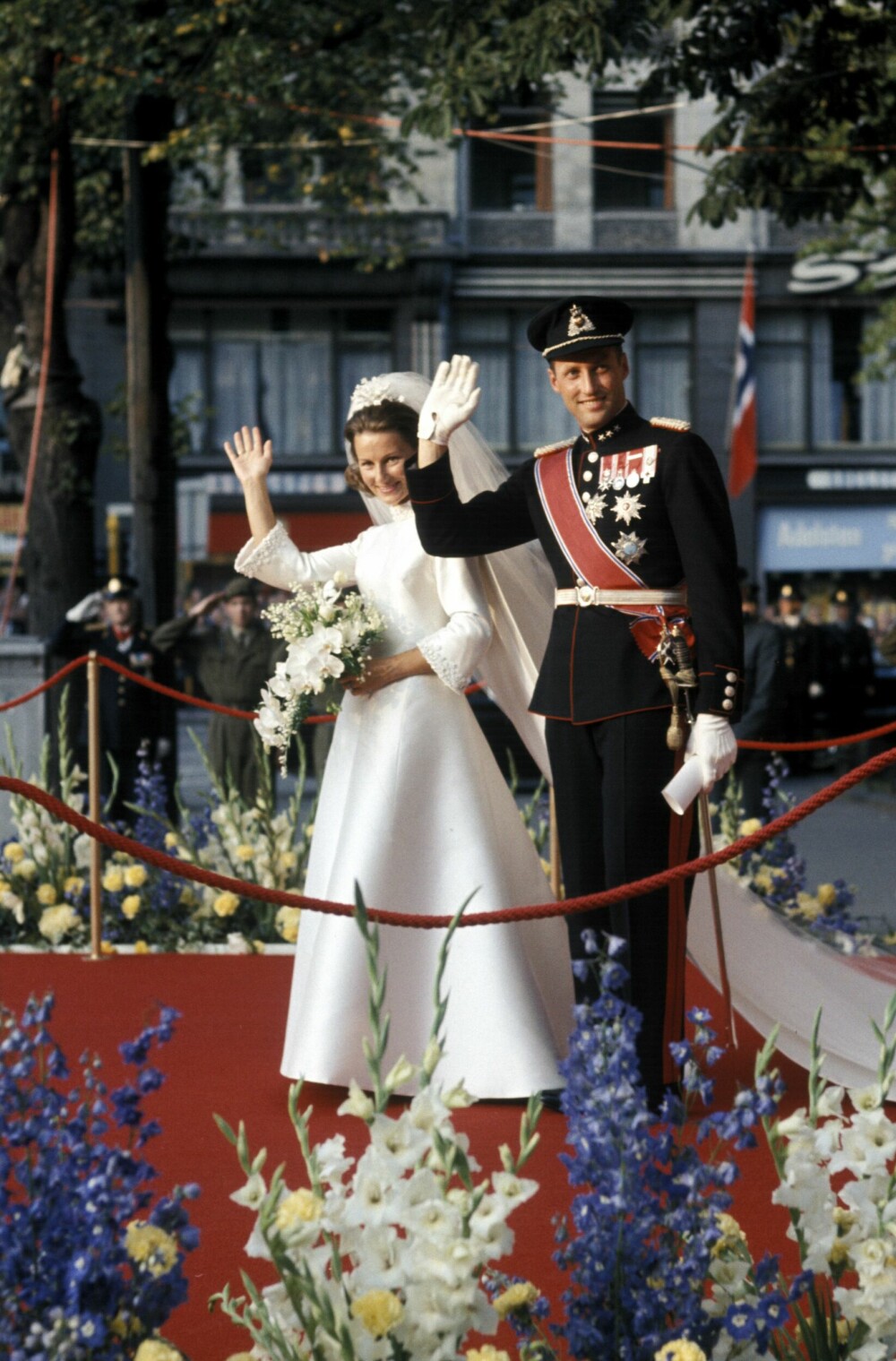 <b>HARALD OG SONJA:</b> 29. august 1968 gikk kronprins Haralds store drøm i oppfyllelse. Endelig fikk han gifte seg med sin store kjærlighet; Sonja Haraldsen fra Vinderen. Vielsen foregikk i Oslo domkirke, og det nybakte ekteparet ble møtt av mange skuelystne utenfor.