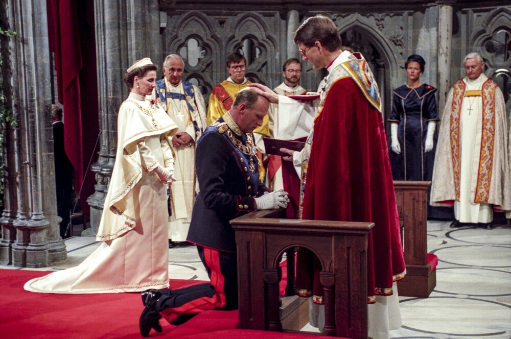 <b>SIGNET SOM KONGE: </b>23. juni 1991 ble kong Harald signet til kongegjerningen av biskop Finn Wagle i Nidarosdomen. Kongeparet dro deretter på en 10 dager lang signingsferd med kongeskipet langs kysten fra Trondheim og tilbake til Oslo.
