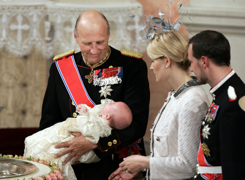 <b>INGRID ALEXANDRA:</b> Kong Harald bar barnebarnet prinsesse Ingrid Alexandra til dåpen i Slottskapellet 17. april 2004. Kronprins Haakons eldste barn gjorde at arverekkefølgen var sikret. Den lille prinsessen ble døpt i den samme dåpskjolen som kong Olav var ikledd under sin dåp tilbake i 1903.
