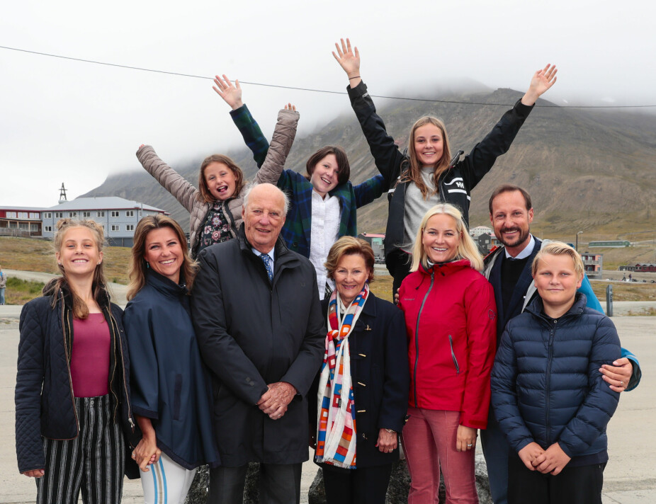 <b>STORFAMILIEN:</b> Kong Harald har tidligere innrømmet at han har blitt det han aldri trodde han skulle bli: En tussete bestefar. I 2018 tok han og Sonja med seg kronprinsfamilien, Märtha og hennes tre døtre på en spennende tur til Longyearbyen på Svalbard. Stemningen var på topp!