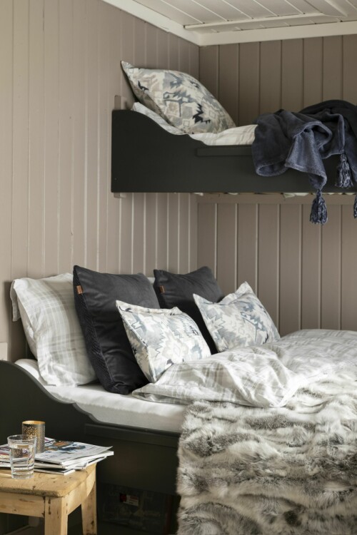 På det ene soverommet er det dobbeltseng med en liten køyeseng over. De er malt i fargen Dempet sort. 