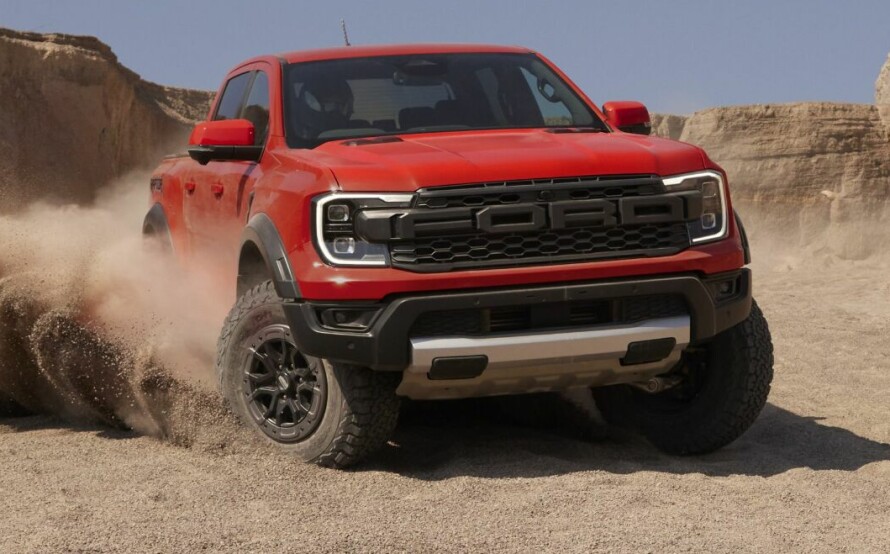 KOSTBAR: Salget av Ranger Raptor med treliters twinturbo V6 Ecoboost-motor starter nå. Prisene begynner på 852 250 kroner, og vi tørr ikke tenke på bensinregningen.
