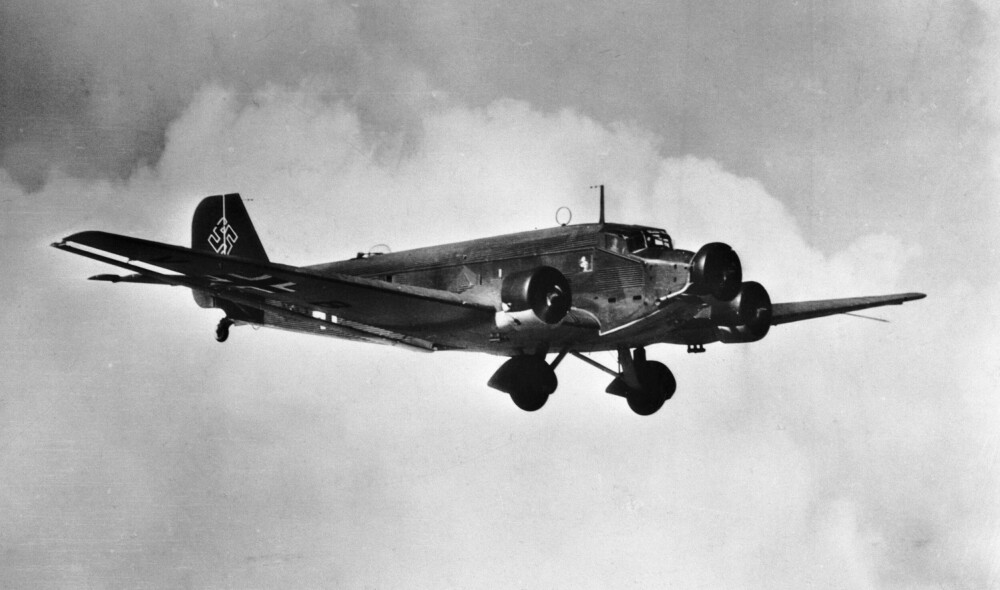 <b>TANTE JU:</b> Junkers Ju-52 var et tremotors kombinert passasjer- og transportfly med et vingespenn på 29 m og en rekkevidde på 1000 kilometer. Det var noe trygt og robust over flytypen som også var å finne i sjøflyversjon. Soldatene ga den kallenavnet «Tante Ju».
