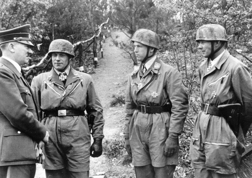 <b>DEKORERT:</b> Hitler i samtale med Rudolf Witzig (midten) og major Walter Koch (til høyre). Witzig ble gitt opprykk til kaptein og overlevde mot alle odds krigen. Han gikk i tjeneste i det nylig etablerte Bundeswehr i 1956 og avsluttet sin karriere som oberst da han 30. september 1974 rundet av og ble pensjonist. Han døde 3. oktober 2001.
