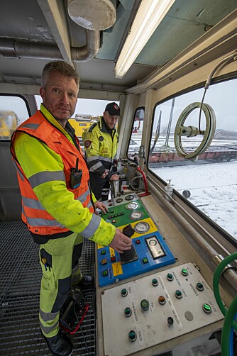 <b>SAMARBEID:</b> Lokfører Atle Snapa (nærmest) og brannmester Lars Jørgen Pedersen fra Oslo Brann- og redningsetat. Toget betjenes av to lokførere som skal bistå brann- og hjelpemannskapene.