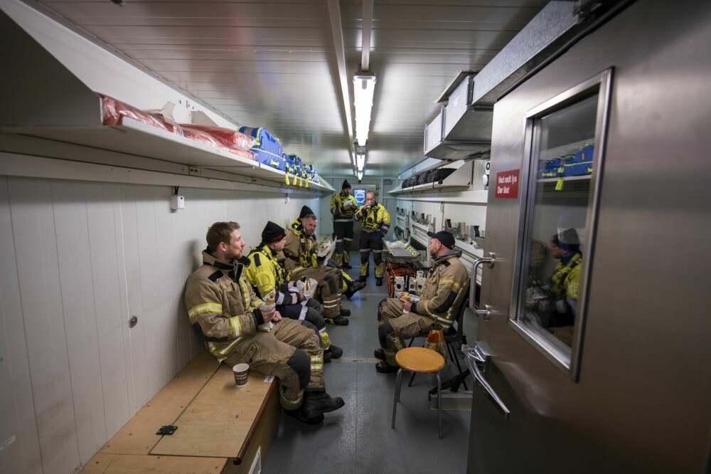<b>REDNINGSVOGN:</b> Denne trykkabinen, for anled­ningen brukt til mat­pauserom under trening med Oslo-brannfolk, skal kunne evakuere opptil 50 passasjerer ut fra en røykfylt tunnel.