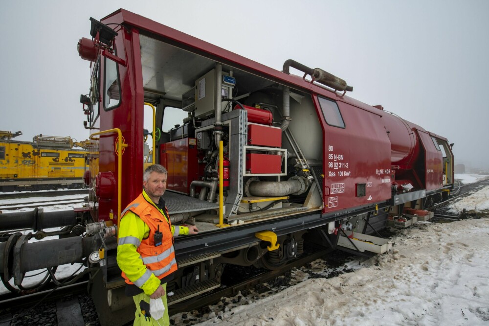 <b>GROV­KALIBRET:</b> Lokfører Atle Snapa viser frem den 340 hesters brann­pumpa på den ene tank­vognen.