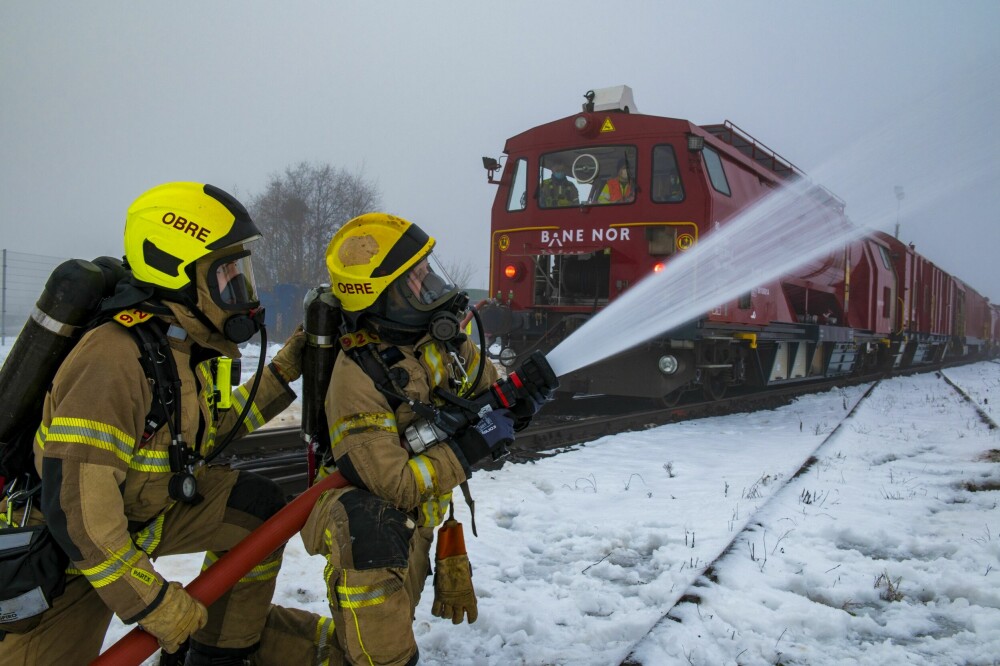 <b>EFFEKTIVT:</b> Brannkonstablene Per Næsheim og Henrik Bøe har 90 000 liter slukkemiddel til disposisjon på branntoget hvis de blir kalt ut på en tunnelbrann.