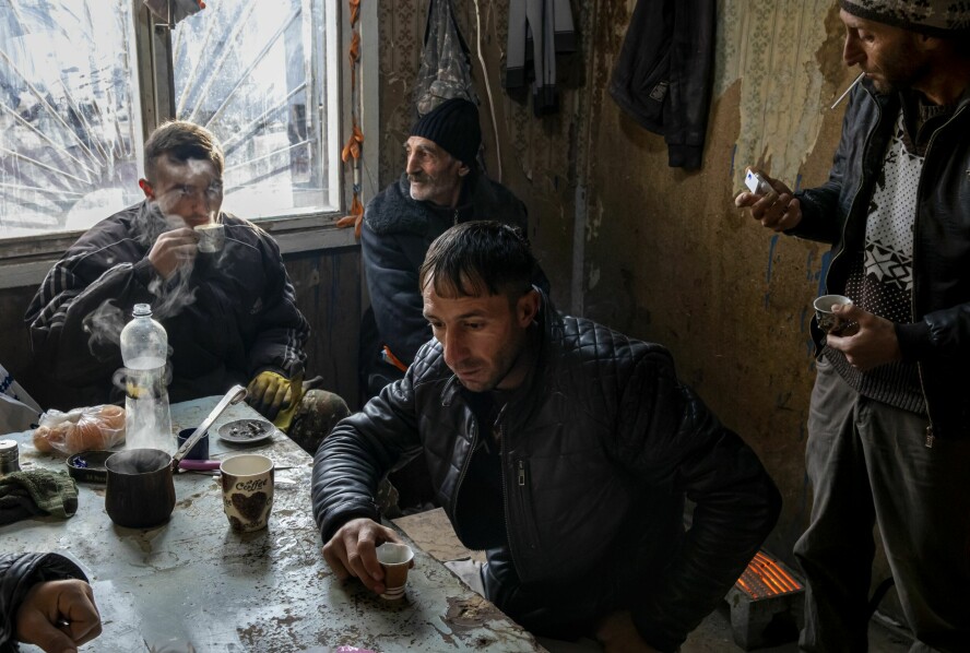 FRISTED OG VARMEBU: En liten vogn med svak oppvarming, er møtested om morgenen og en slags pause- eller varmebu for arbeiderne. Her røykes det, drikkes kaffe og skrønes. Men alkohol er strengt forbudt her inne – det passer Tigran på.