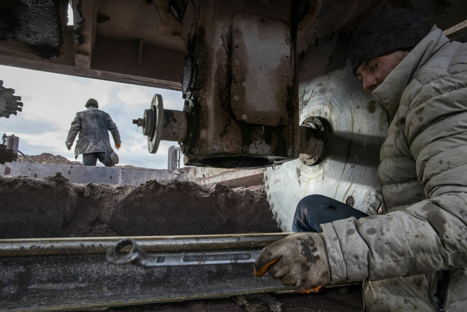 SKIFTER TENNER: Sagbladene som kutter fjell til stein, har utskiftbare tenner, som selvsagt må skiftes i ny og ne. Her er det Archi som skifter sagblad-tenner.