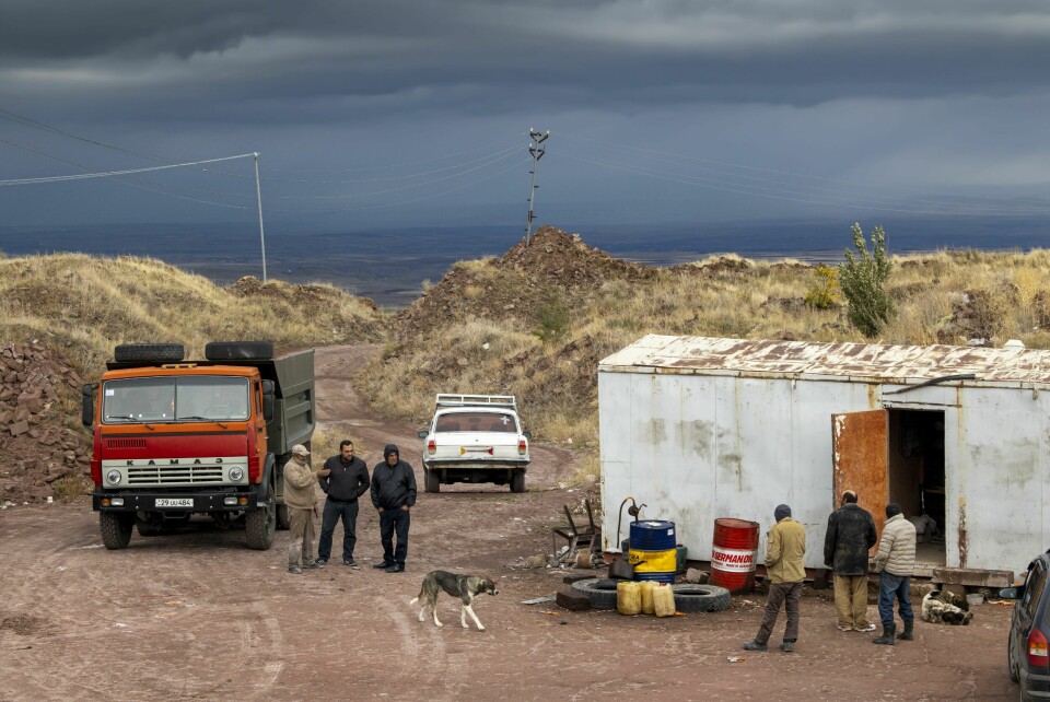 FLYTTBAR KANTINE: En vogn fungerer som mennenes varmebu. Den står på hjul, slik at den kan flyttes.