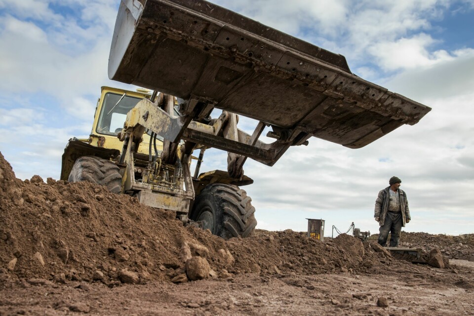 TILRETTELEGGER: Gruva har en bulldoser og en hjullaster, slik at området kan tilrettelegges for de store steinkuttermaskinene og deres skinner.