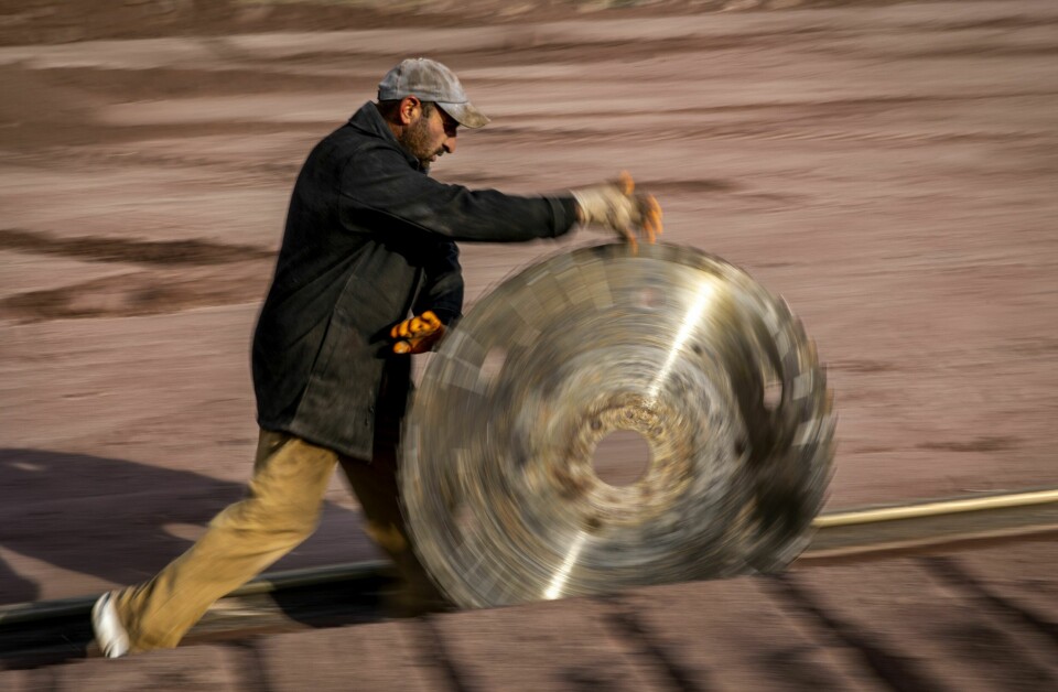 KVESSER TENNER: Sagbladene som kutter fjell til stein, har utskiftbare tenner, som selvsagt må skiftes i ny og ne. Som regel skrur mennene bladet av maskinen for lettere å komme til tennene.