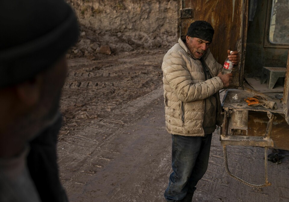 TÅLER EN STØYT: Vodkaen Archi har brygget hjemme, er sterk. Her tar han en støyt, og han deler gjerne med andre tørste kollegaer.