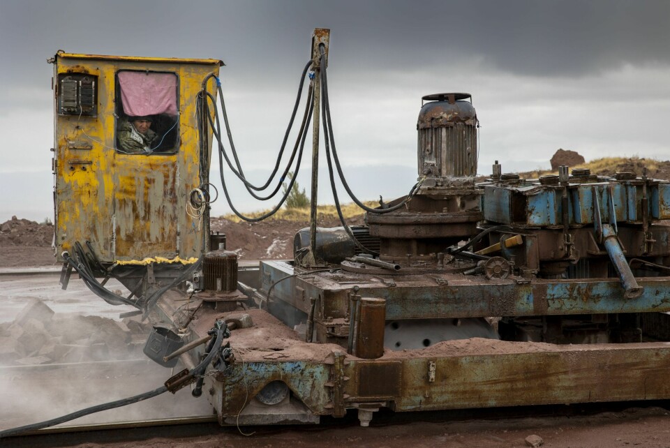 SLIK FUNGERER MASKINEN: Den går på skinner og beveger seg svært sakte fremover, mens den kutter fjell til steinblokker. De som opererer maskinen, bytter på med å sitte inne i bua eller stå utenfor og følge med.