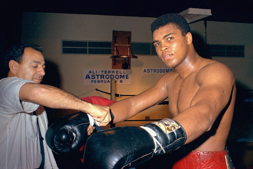 <b>RASENDE:</b> Trener Angelo Dundee fikk knapt tid til å forberede boksehanskene til Muhammad Ali foran hatoppgjøret i Texas.