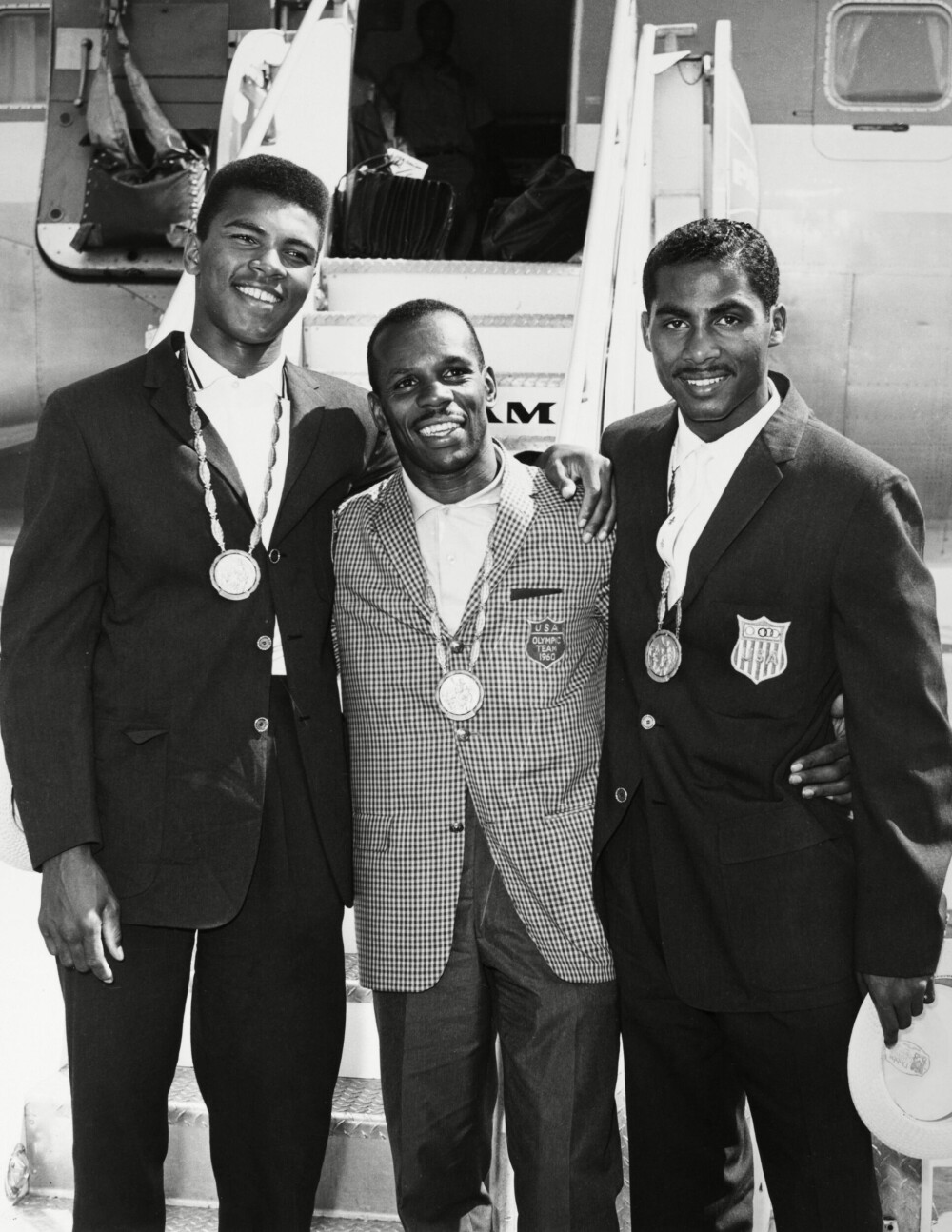 <b>FØR OPPRØRET:</b> Muhammad Ali (t.v.) slo igjennom som bokser under fødenavnet Cassius Clay med OL-gull i Roma i 1960, her fotografert sammen med Eddie Crook og Willie McClure ved hjemkomsten fra OL.