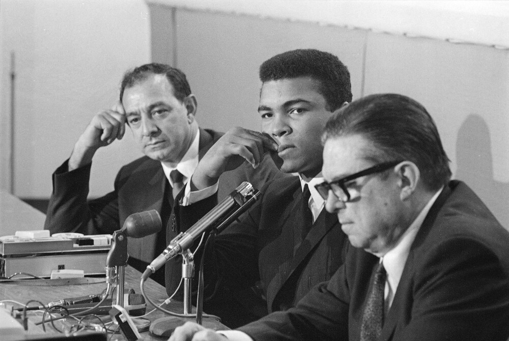 <b>BITTER:</b> Dommer Roy Hofheinz (t.h) kom til at Muhammad Ali ikke kunne nekte militær­tjeneste av overbevisnings­grunner, og dømte bokseren til fem års fengsel like før tittel­kampen mot Ernie Terrell. Ali sonet aldri én dag.