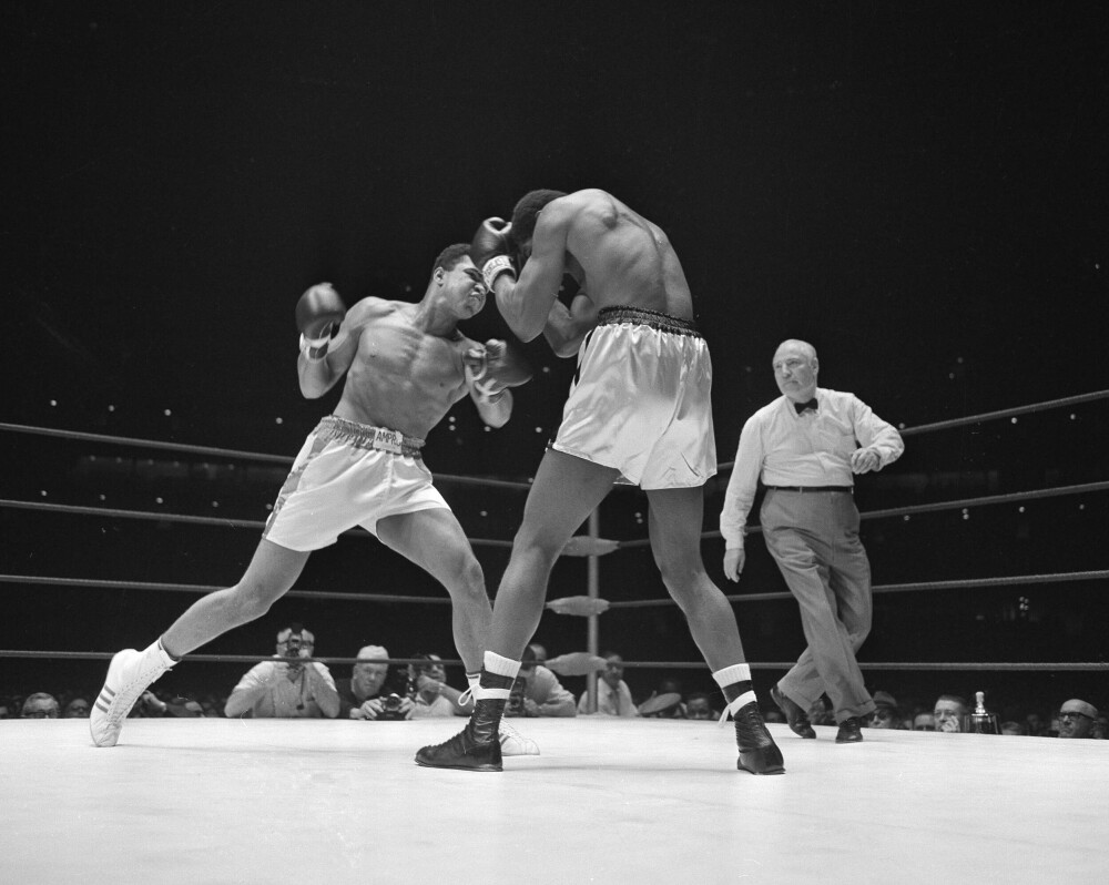 <b>NÅDELØS:</b> Muhammad Ali med en av mange rette høyre mot hodet og øynene til Ernie Terrell i tittelkampen i februar for 55 år siden.
