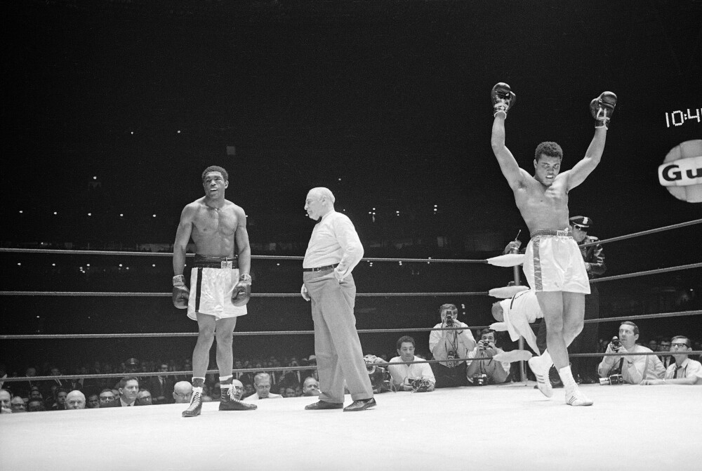 <b>SIGEN:</b> Ernie Terrell holdt seg på bena, men tapte klart på poeng mot Muhammad Ali. Etterpå spekulerte ekspertene i om Ali hadde sørget for å holde mot­standeren på bena for å få gitt ham mest mulig juling.