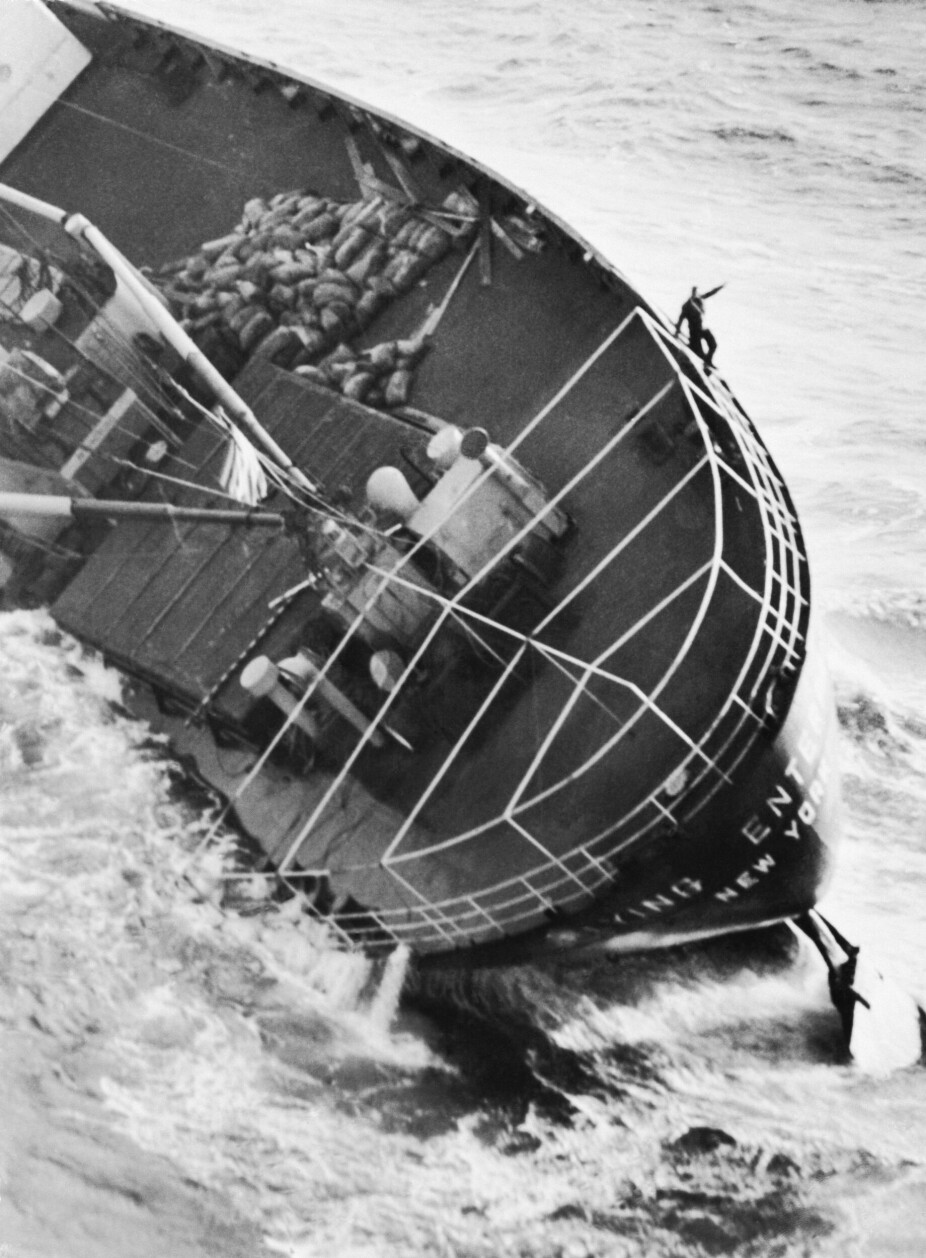 <b>MANN MOT HAV:</b> Lasteskipet «Flying Enterprise» ble liggende med kraftig slagside etter en orkan. Kaptein Kurt Carlsen ga likevel ikke opp håpet om å få henne til land, selv om han var eneste mann om bord. 