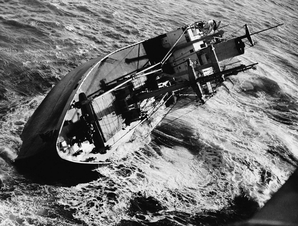 <b>NÆRT HOLD:</b> «Flying Enterprise» hjelpeløs i sjøen, 9. januar 1952. Da hadde slepekabelen røket, og sjøen nesten feid Carlsen over bord.