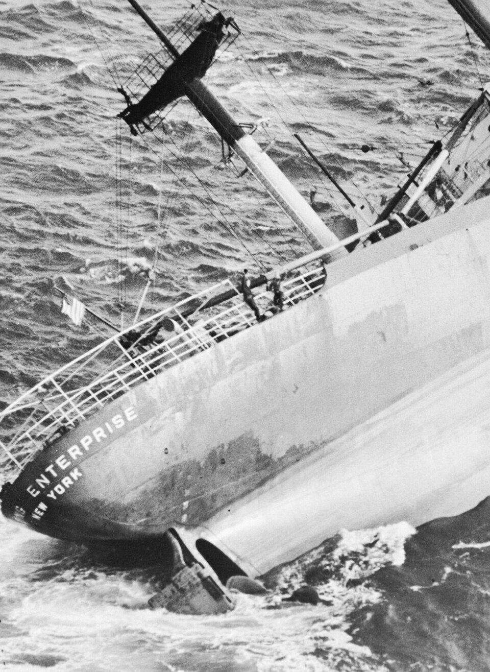 TO HELTER: Kaptein Carlsen står her sammen med Kenneth Dancy, som hoppet fra dekket på slepebåten «Turmoil» over til havaristen på det stormfulle havet.