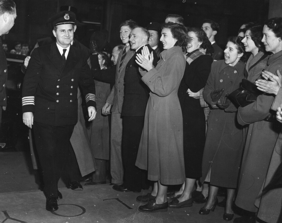 POPULÆR BLANT DAMENE: Etter dramaet til havs ble Carlsen møtt av jubel og beundrende blikk over alt han viste seg, som her i London.