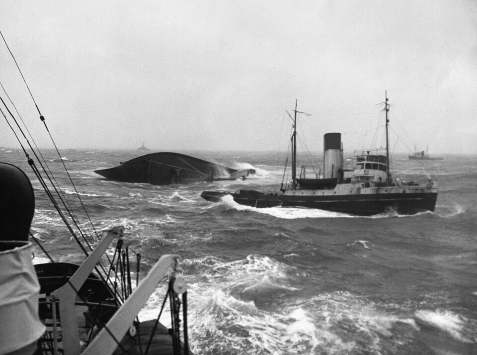 DØDSKAMPEN: «Flying Enterprise» sank bare noen timer unna havn. Det var smertefullt å se på, sa Carlsen.