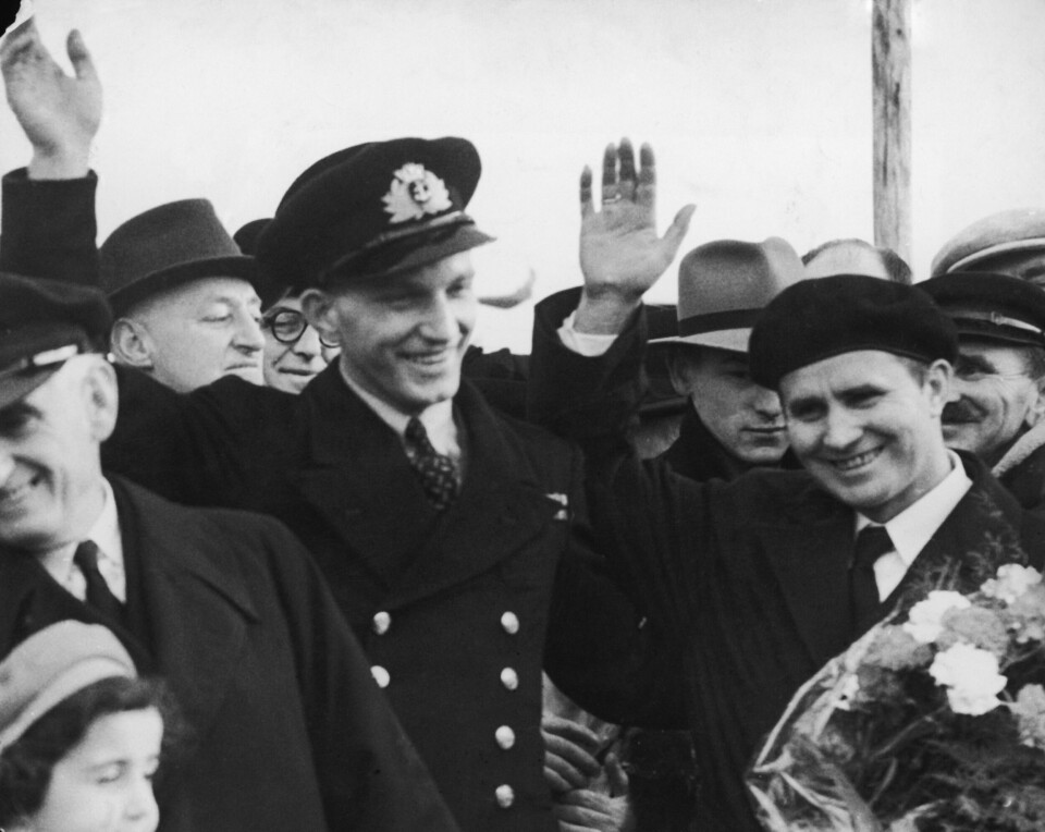 PÅ LAND: Kenneth Dancy (til v.) og Kurt Carlsen, med beret i stedet for kapteinslue, fikk en varm velkomst i Falmouth.