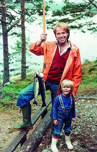 <b>IKKE BARE ROSENRØDT:</b> Oppveks­ten til Christian var ikke så idyllisk som på dette bil­det fra en fiske­tur med pap­pa Stein Ingebrigtsen. Han var en sår­bar gutt som opp­levde å bli fros­set ut og mob­bet på sko­len.