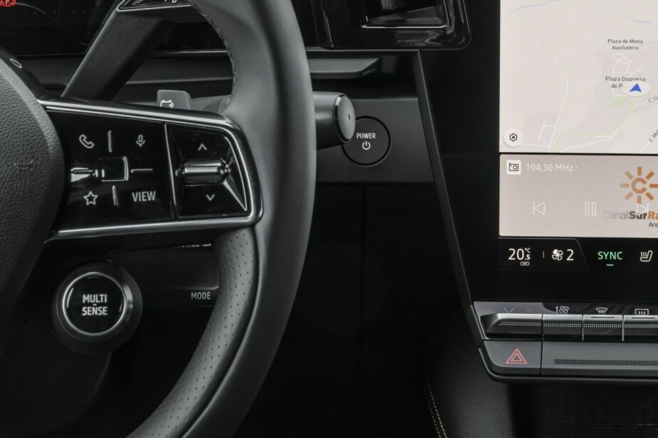 <b>KNAPPER:</b> Med Multi Sense-knappen på rattet velger du kjøremodus ved å trykke. Smart rad med hurtigknapper under berøringsskjermen. 