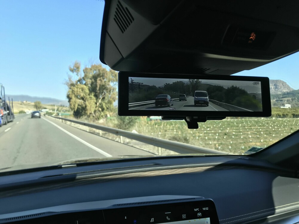<b>DIGITALT SLADRESPEIL:</b> Som Range Rover kan Renault Megane E-Tech fås med digitalt sladrespeil. Et kamera bak gir full oversikt over hva som skjer bakover. Det innebærer et speilbilde som er uhindret selv om du har passasjerer i baksetet og stappfullt bagasjerom. Speilet krever noe tilvenning. Du kan for øvrig enkelt bytte til tradisjonelt sladrespeil. 