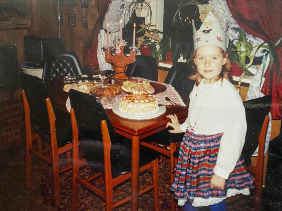 BURSDAG: Lindas barndom var preget av morens alkoholmisbruk. Men det var også mange fine stunder når moren var edru. Her er Linda sju år og mamma har bakt kaker og dekket et pent bord.
