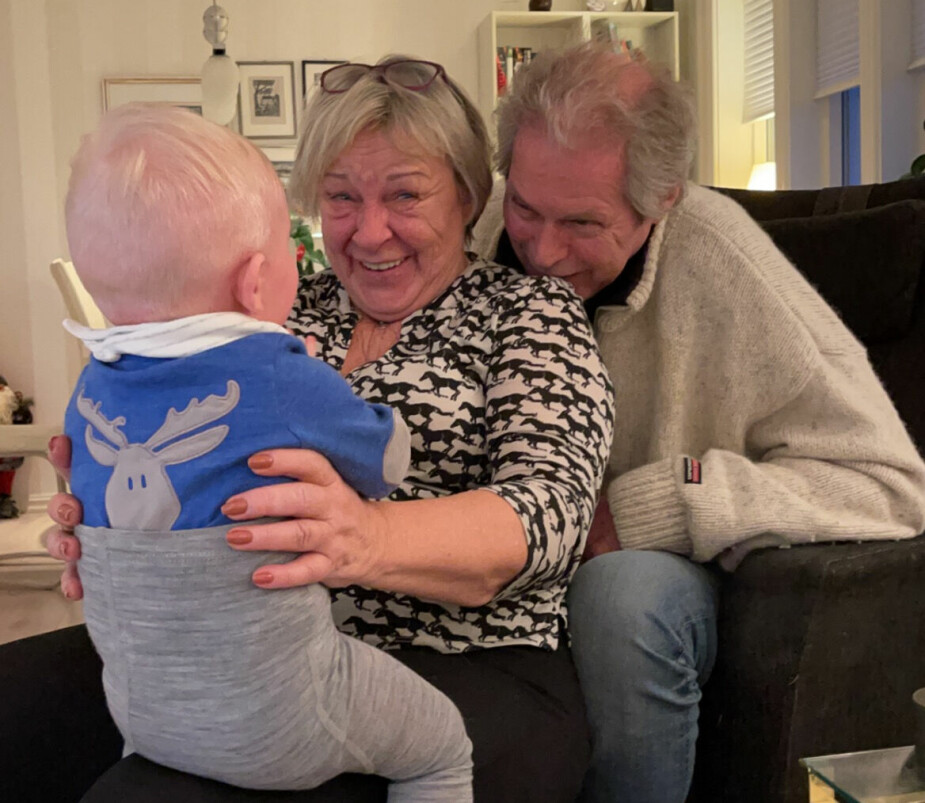 Sølvi og Stein føler seg veldig heldige som får dele hverdagen sammen med barnebarna. Foto: Privat